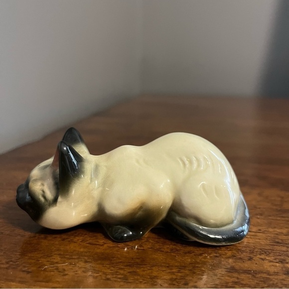 Vintage Enesco Ceramic Crouching Siamese Cat
Figurine 4.5" - Picture 3 of 6